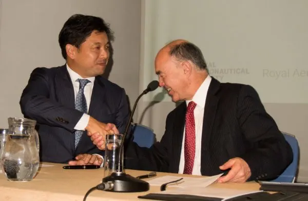 #Astroscale SSTL MoU and contract signature 600x393 (1)