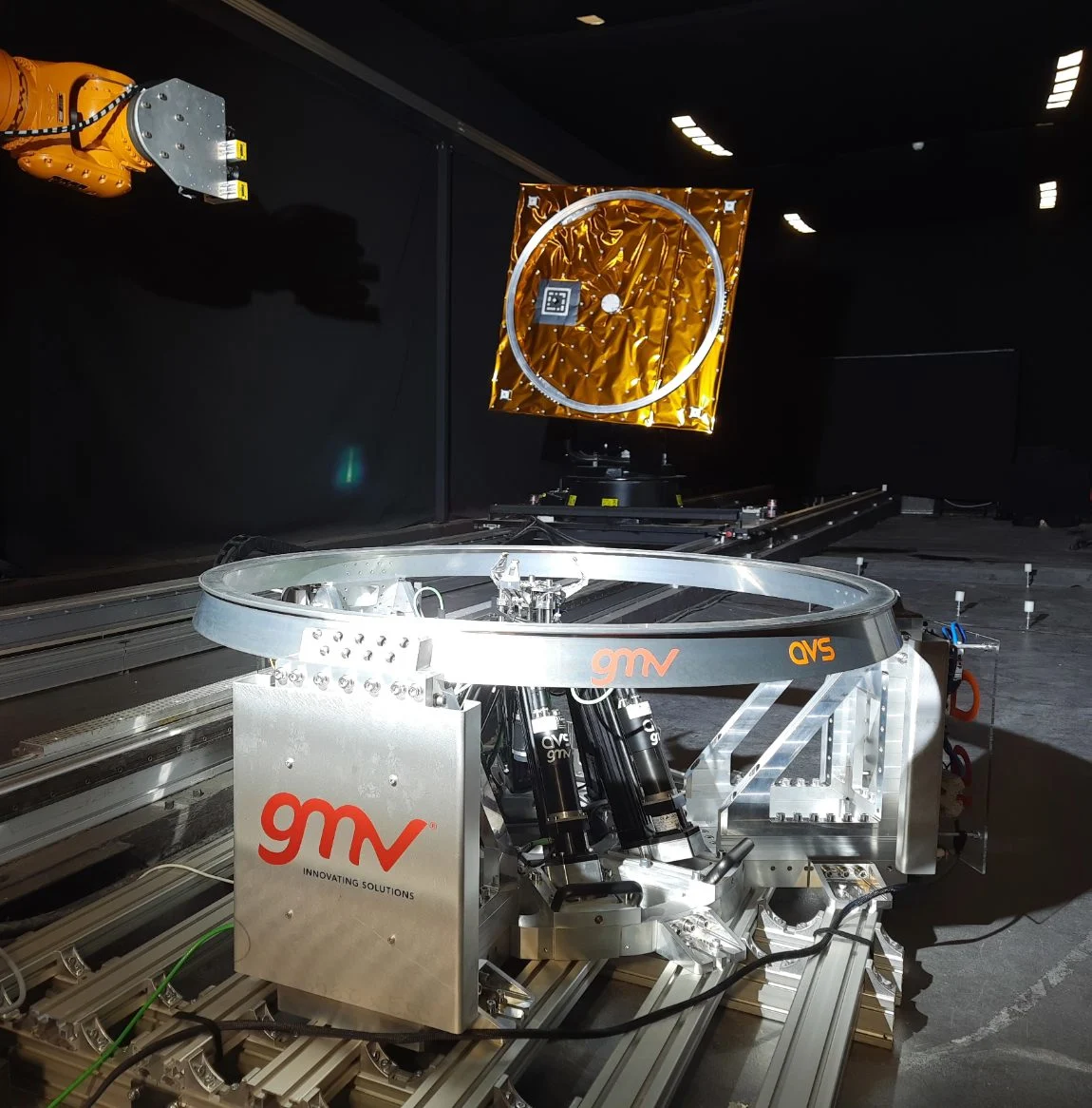 Testing the CAT (Return Capture Payload Bay) system for active debris removal (ADR) at the exclusive GMV´s Platforma-art© robotics laboratory.