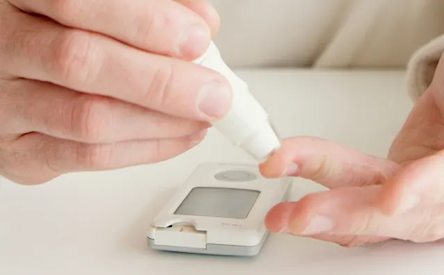 Hypoglycemia vs. Hyperglycemia: What’s the difference?