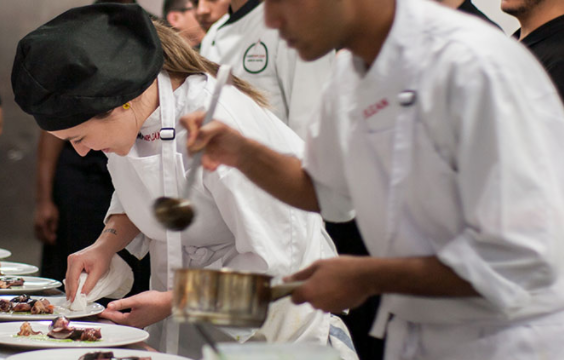 Camareros y cocineros a mano