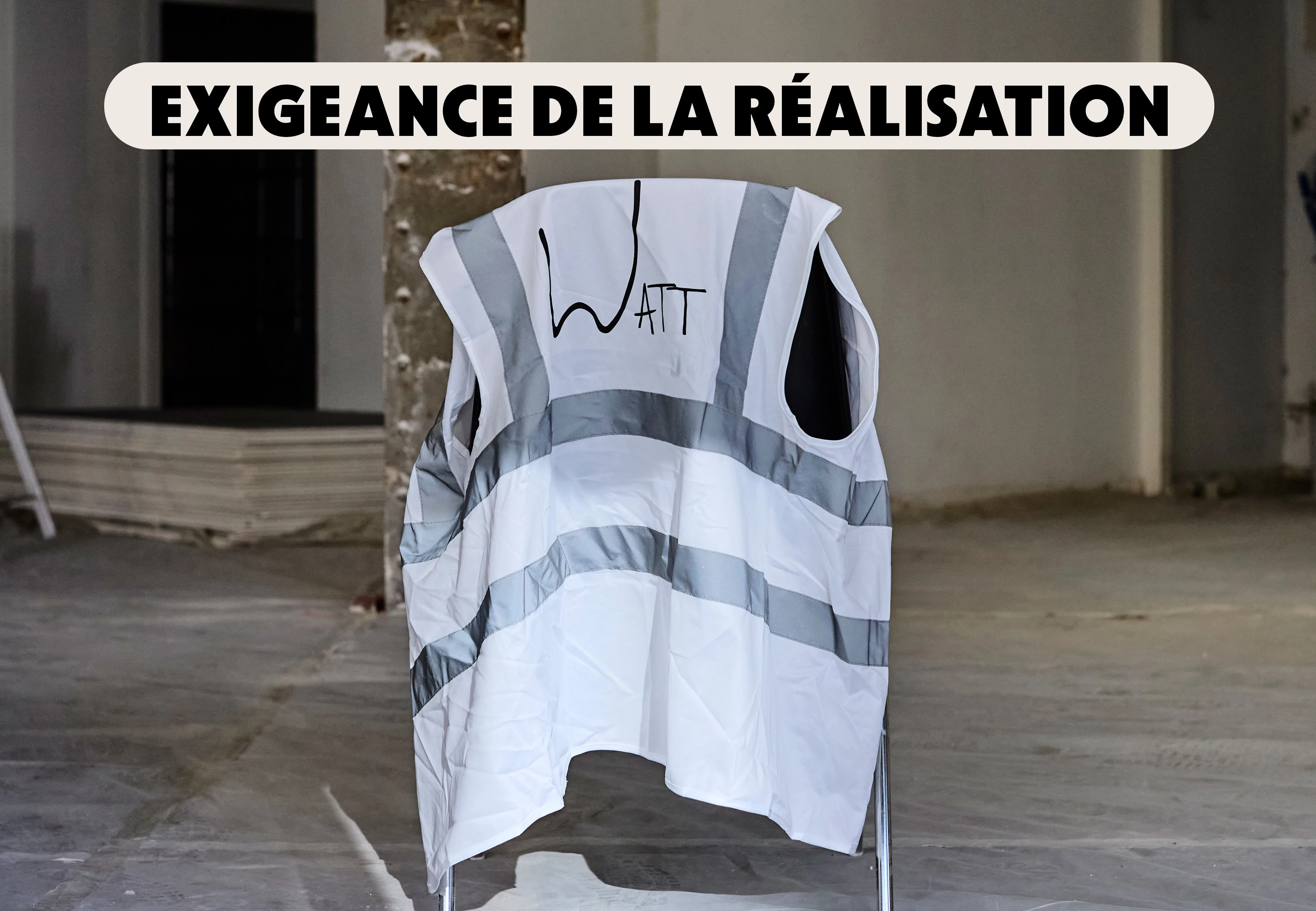 Une photo d'un gilet de chantier siglé Watt posé sur une chaise
