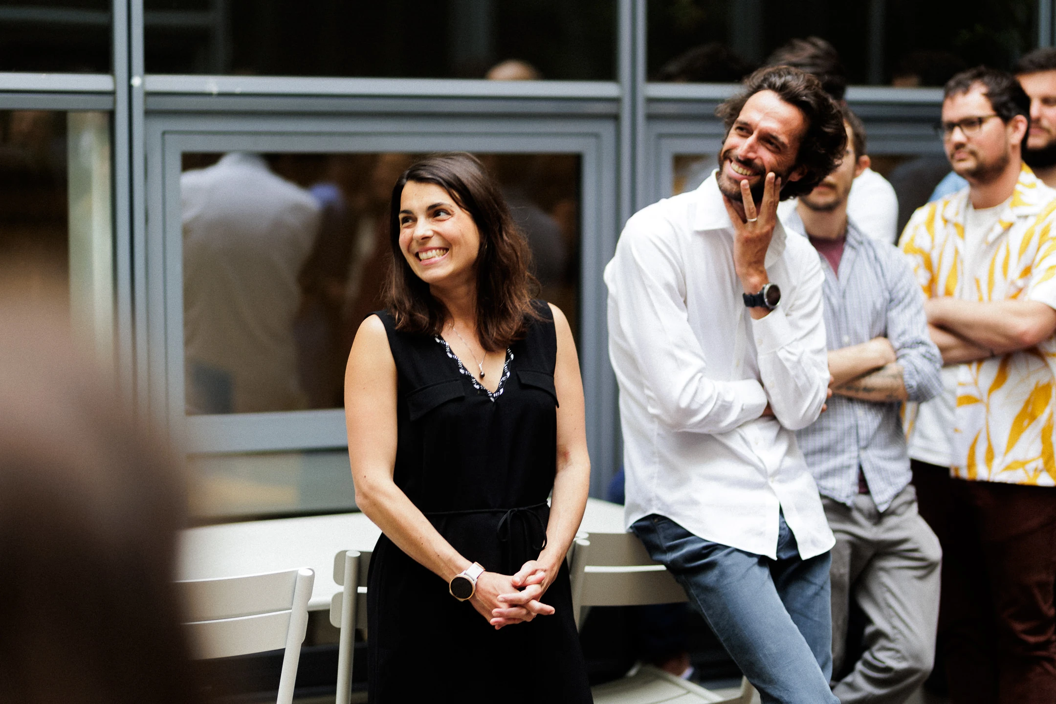 Une photos avec des gens souriants qui semblent regarder la même personne.