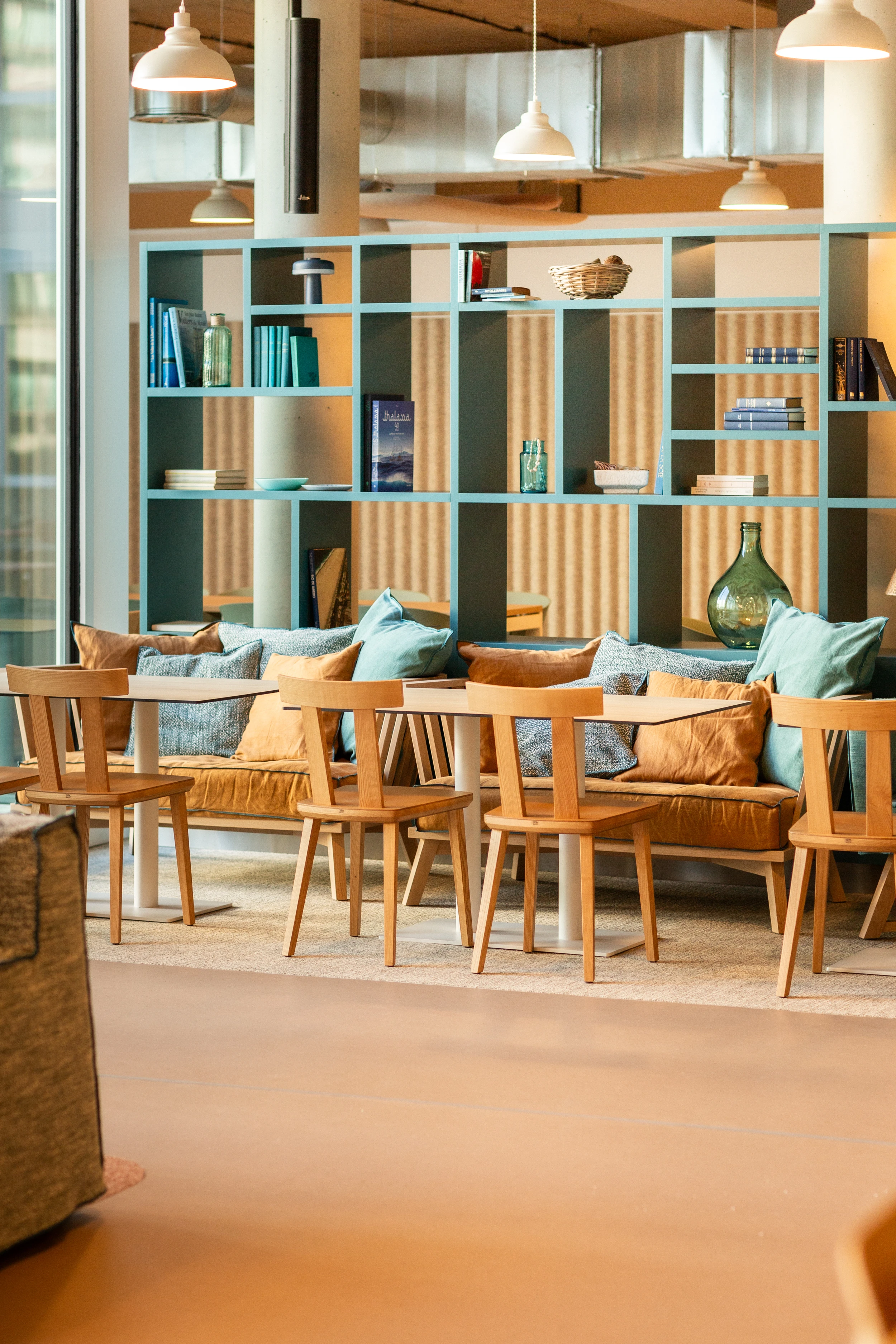 Photo d'un espace cosy avec des couleurs caramel et vert d'eau.