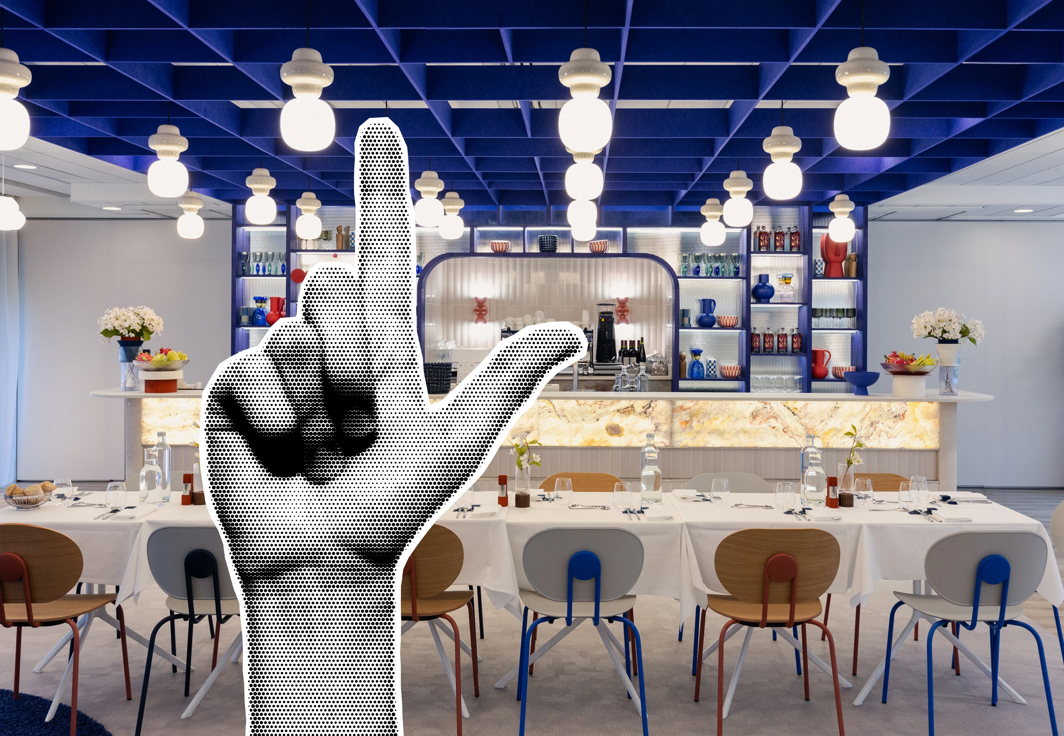 Une photo d'espace restauration dans les tons bleus avec une main un peu surréaliste en premier plan.