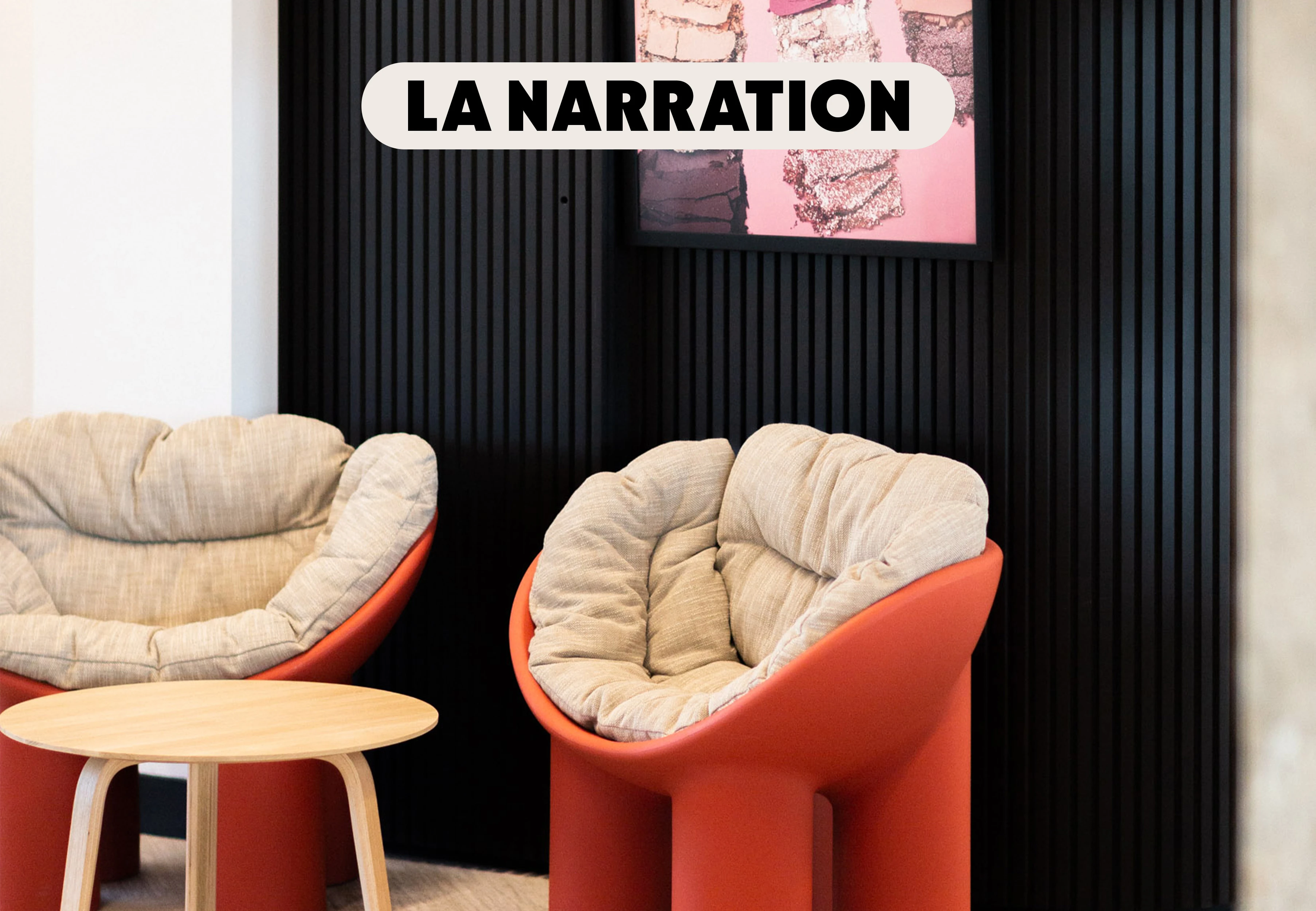 Une photo de fauteuils rouges qui paraissent très confortables devant un mur rainuré noir. En titre "la narration"