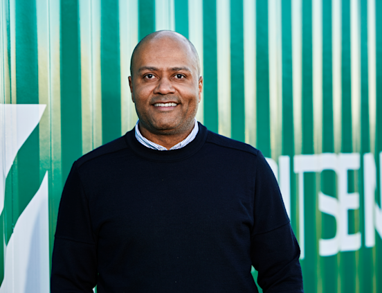 PM portrætbillede foran container