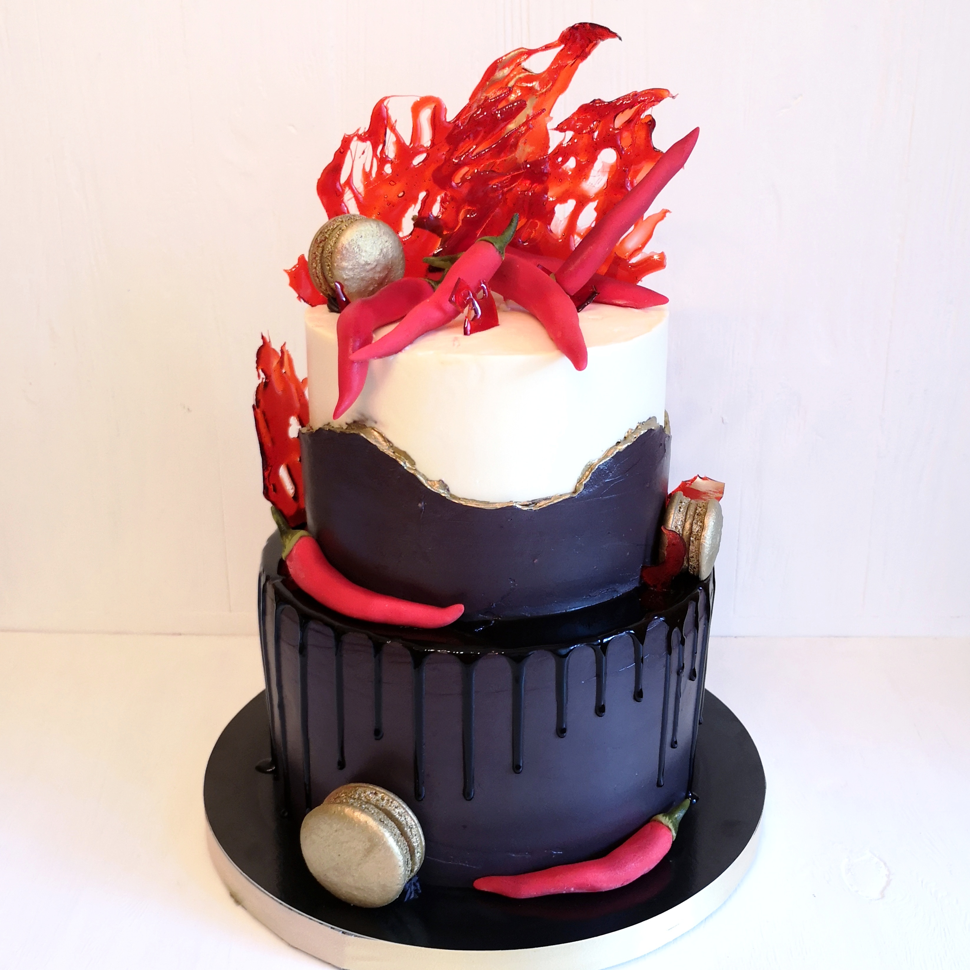 Оригінальний торт для чоловіка З макаронс і крем сиром