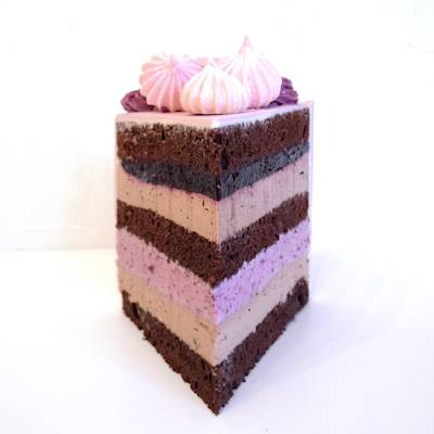 Дарт Вейдер Шоколадний бісквіт, ягідне кулі, ягідний і шоколадний крем.