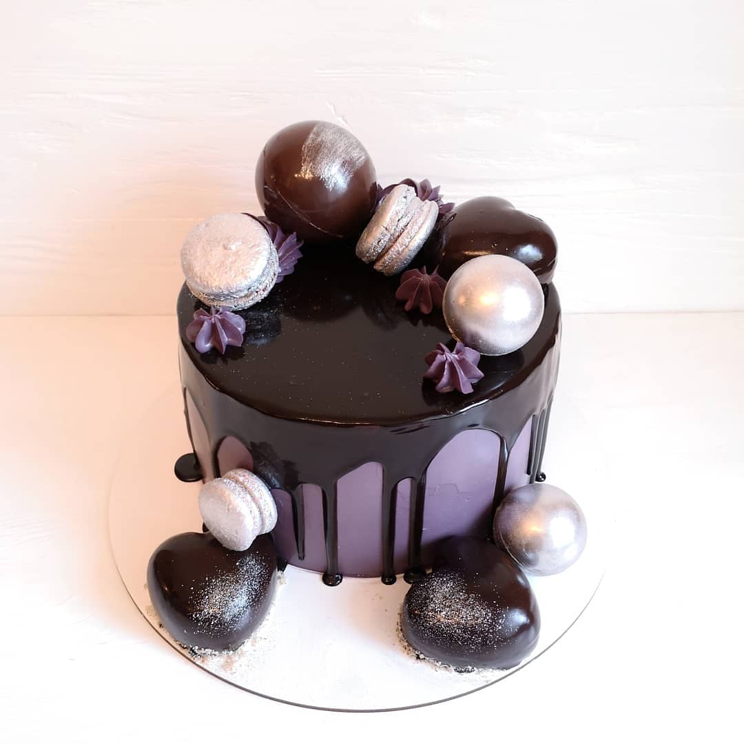 Торт. Шоколадний торт з макаронс і тіс течками
