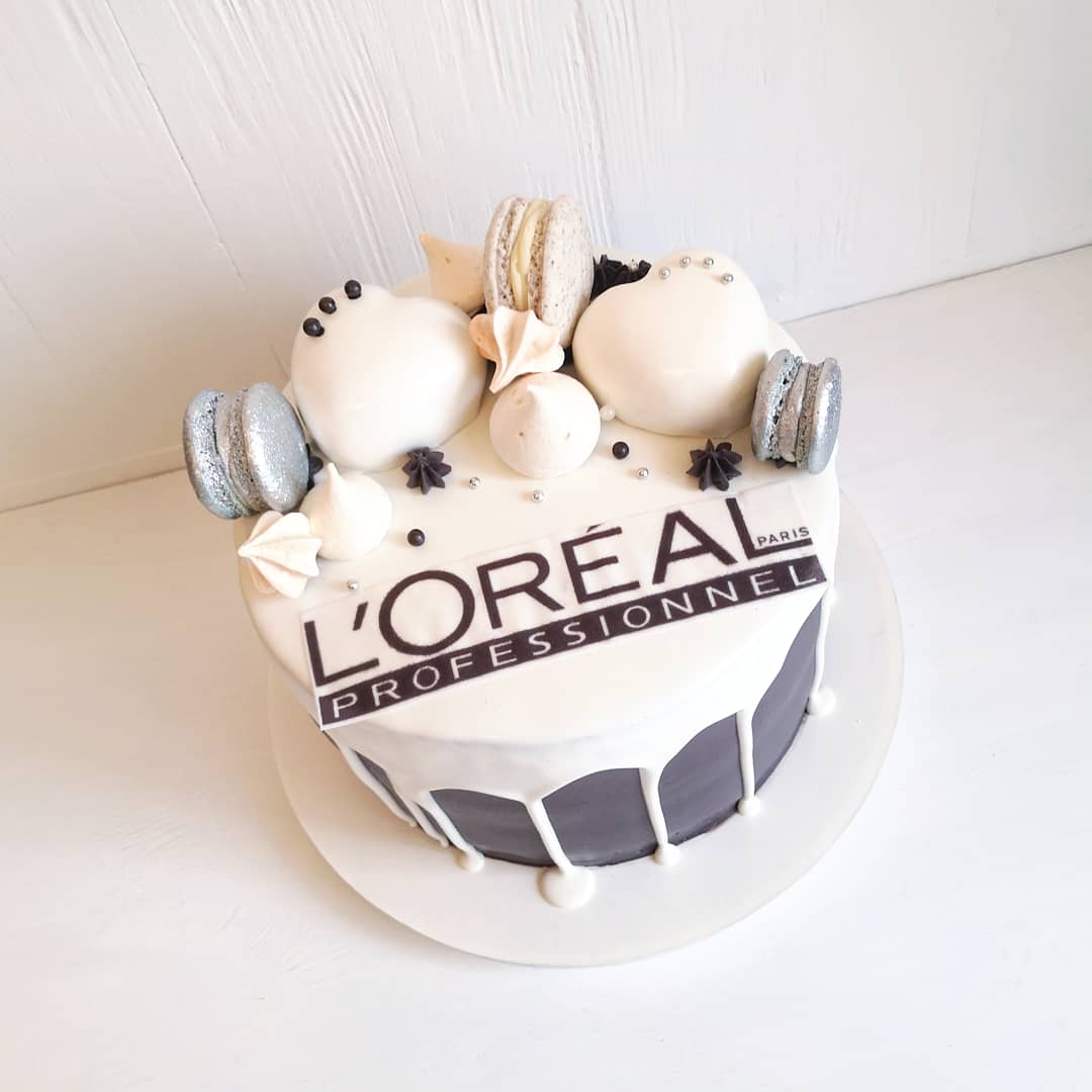 Оригінальний корпоративний торт для салону краси. Макаронс, десерт.