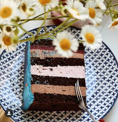 Ідеальне побачення Шоколадний бісквіт, просочений сиропом, полуничне кулі, полуничний та шоколадний крем.