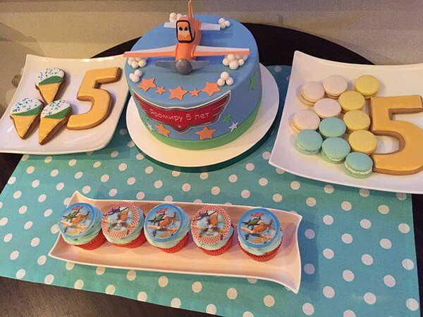 Кендібар на ювілей Пряники, капкейки і торт