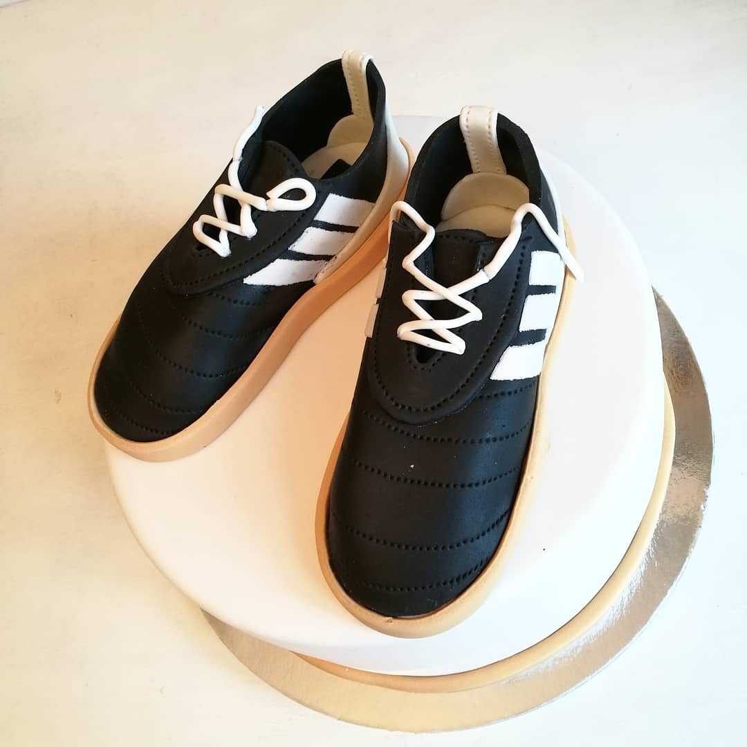 Торт з кросівками Мінімалістичний торт для спортсмена