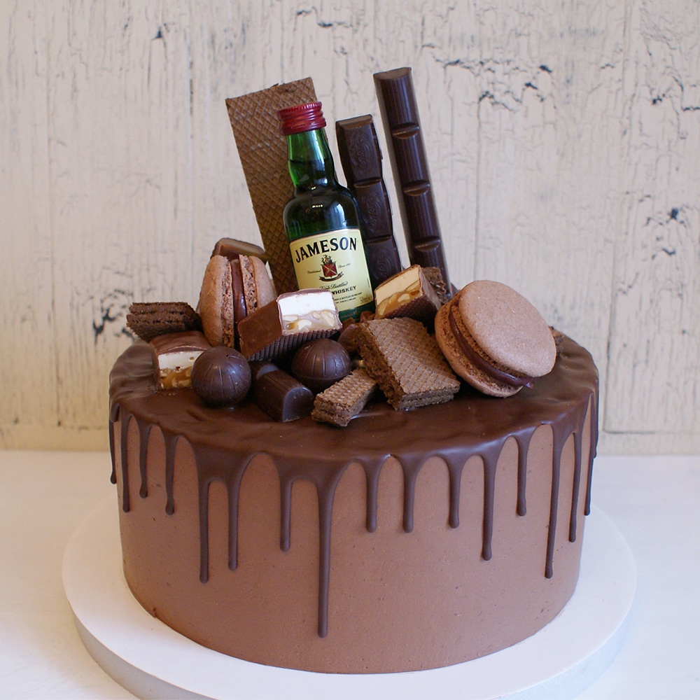 Торт для чоловіка з шоколадом. Декор з макаронс