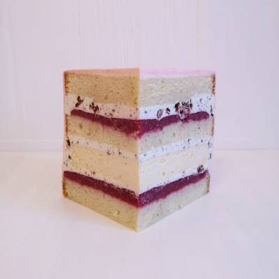 Приборкання норовливої Ванільний бісквіт, просочений сиропом, ванільний крем із шматочками темного шоколаду, полуничне кулі, ванільний чізкейк.