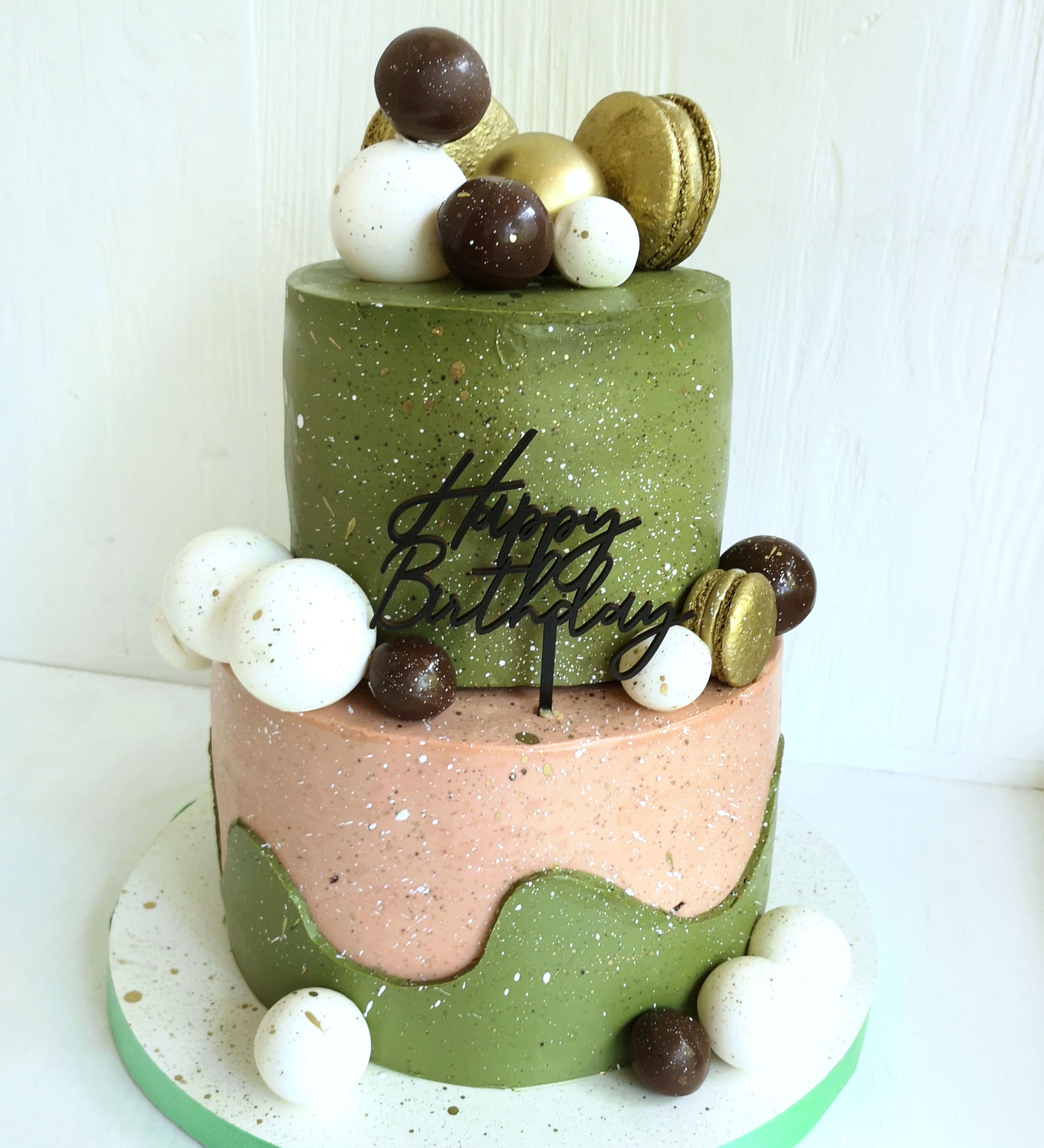 Торт для чоловіка два яруси, макаронс, шоколадні сфери