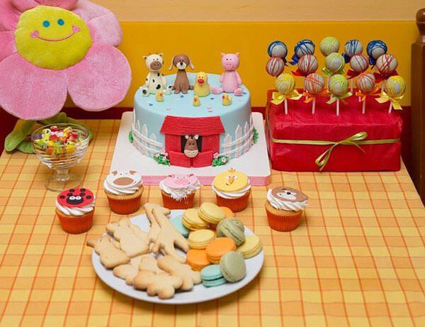 Кендібар на день народження дитини. Торт, тістечка, капейки і макаронс