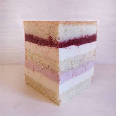 Полуничний лимонад Ванільний бісквіт, просочений сиропом, полуничне кулі, полуничний та лимонний крем.