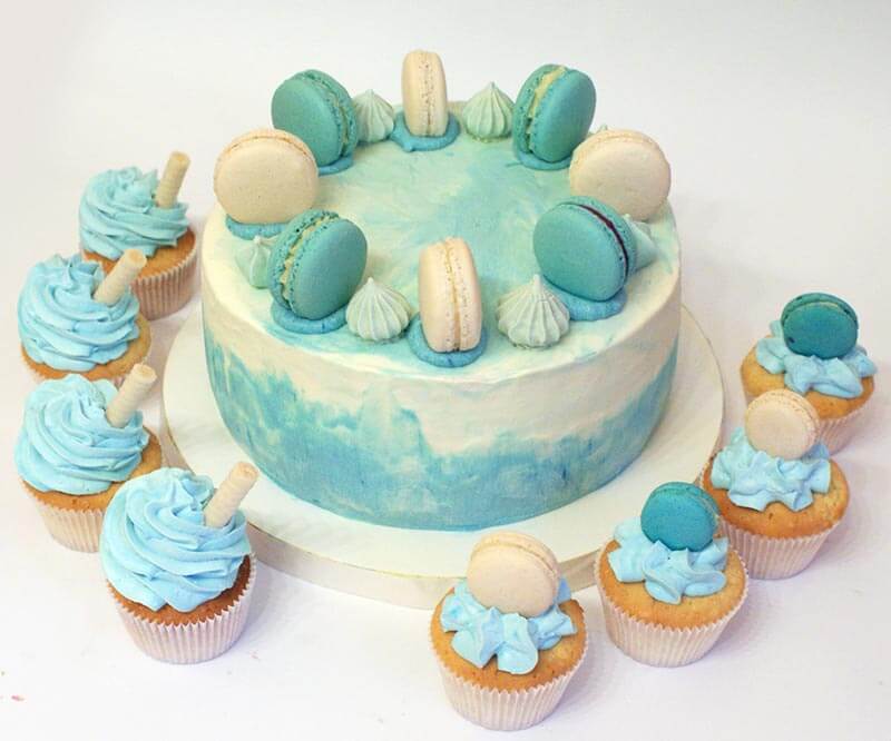 Кендібар на день народження Торт з ма каронс і капкейки