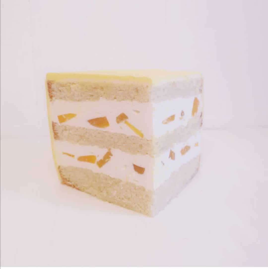 Йогуртовий з персиком Класичний ванільний бісквіт, просочений сиропом, крем на основі вершків та персикового йогурту зі шматочками персика.