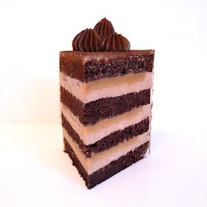 Ідеально шоколадний Шоколадний бісквіт, солона карамель, шоколадний крем.