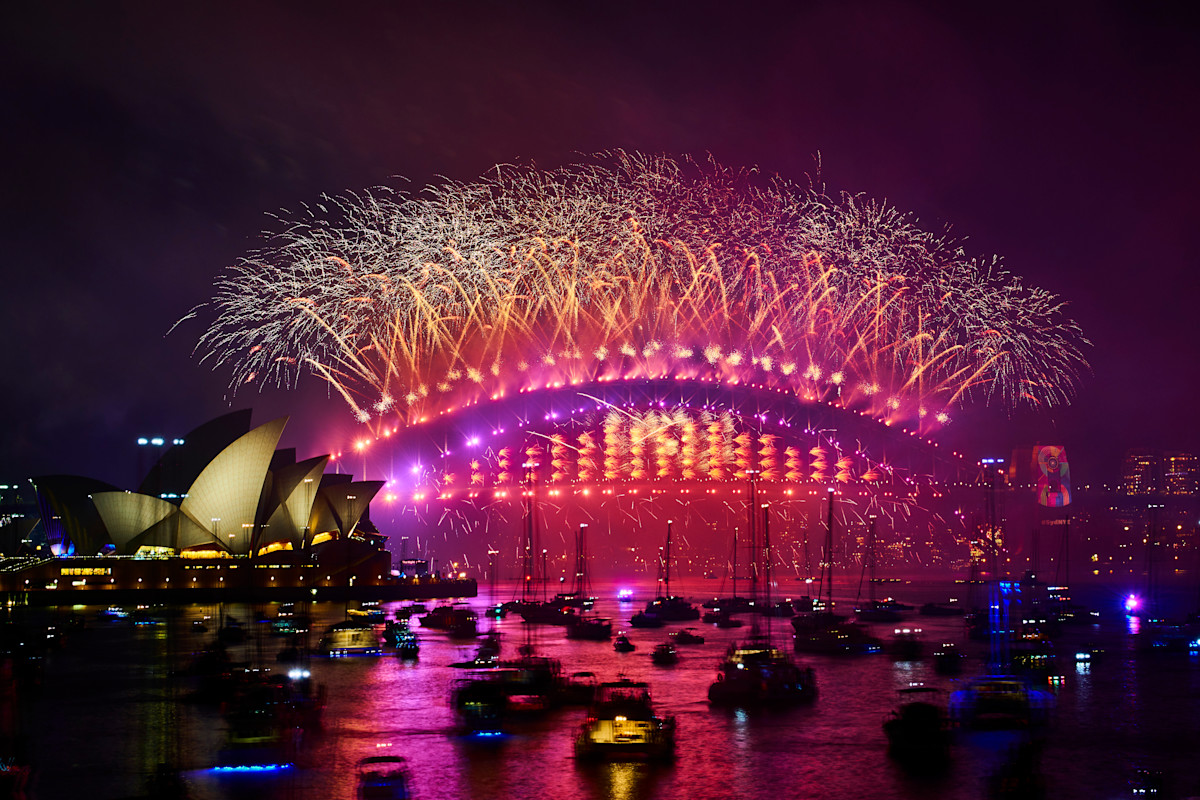 Midnight fireworks leave crowds in awe | City of Sydney - News