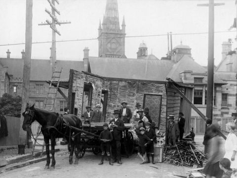 House on the move, Brown Street and Missenden Road, Camperdown, 1916 (City of Sydney Archives, A-00036802)
