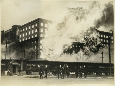 The Goldsbrough Mort apartments aflame on 25 September 1935. Photo: City of Sydney Archives, A-00018991.