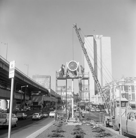 Seiko Clock installation, Alfred Street Circular Quay, 1971, City of Sydney Archives, A-00052653