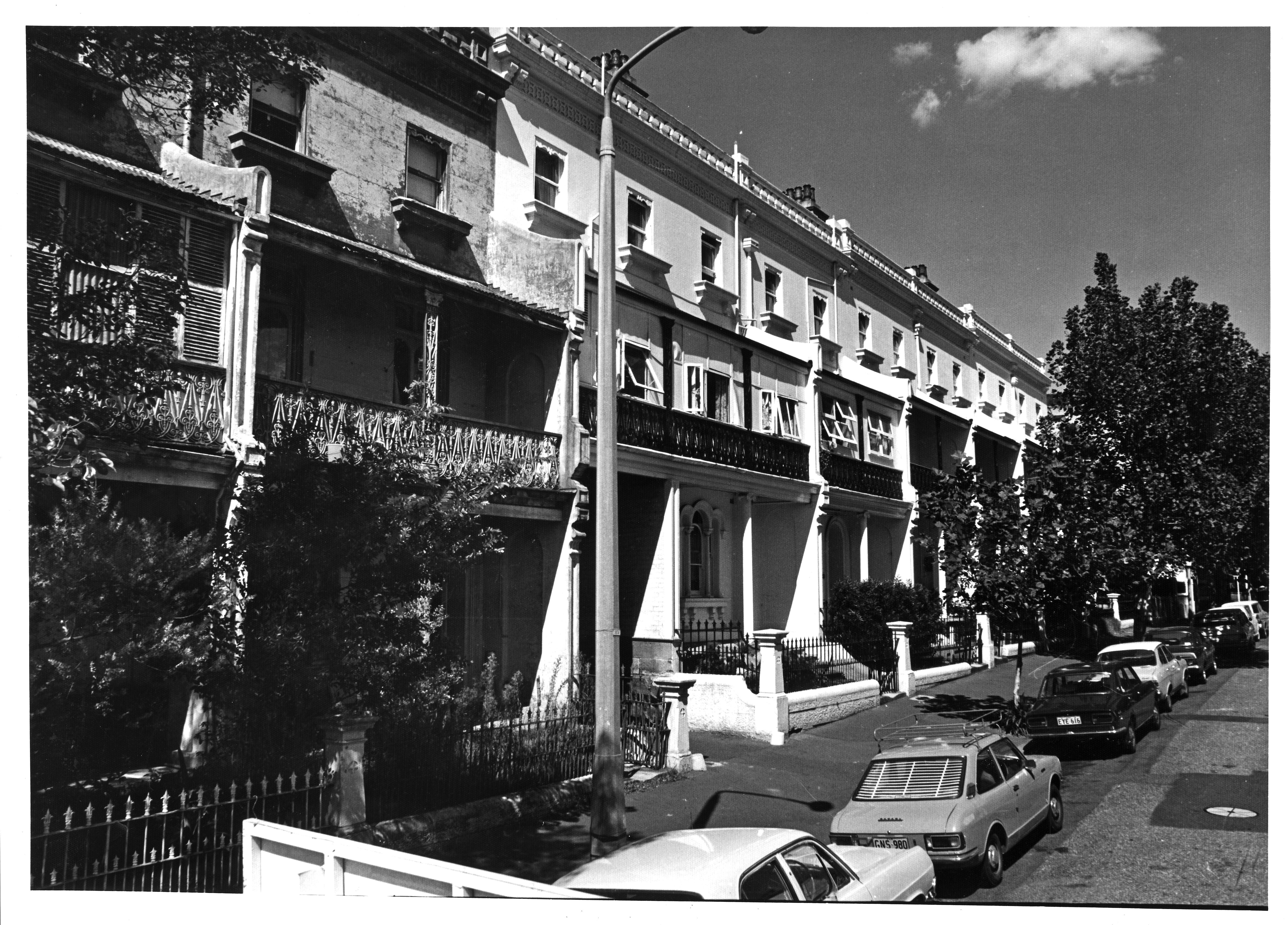 Victoria Street, Kings Cross, 1975. City of Sydney Archives A-00008558 