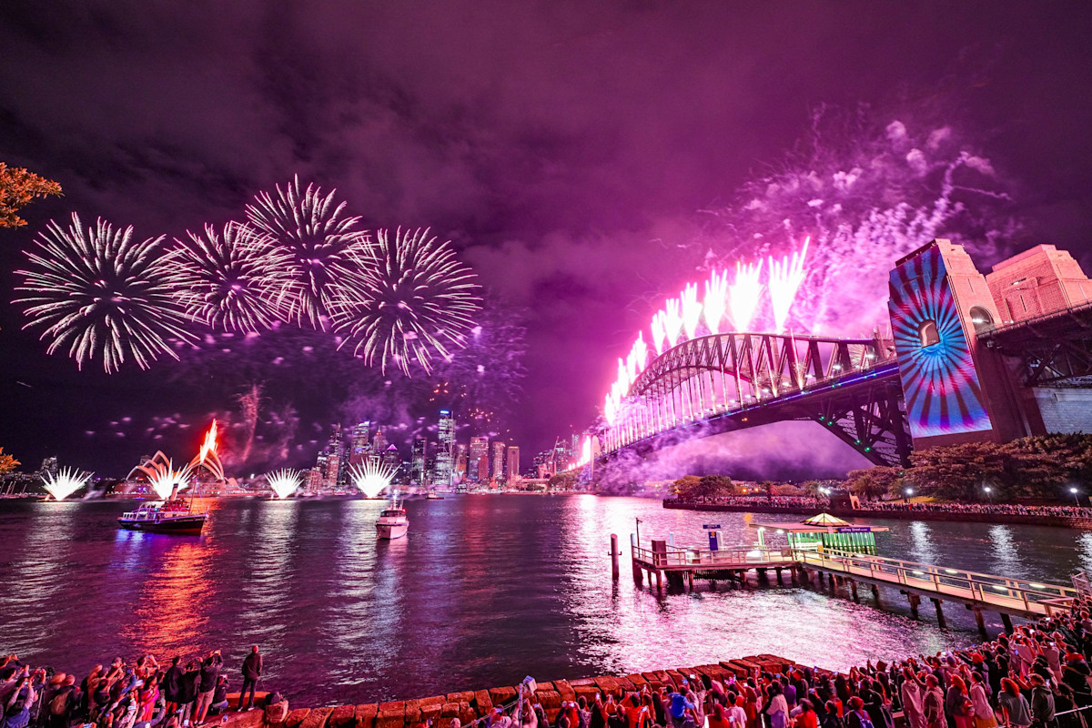 Crowds head to the harbour to welcome 2024 | City of Sydney - News