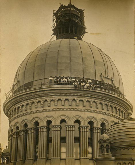 Construction workers sit around the dome of the Queen Victoria Markets Building, c.1898. Image: City of Sydney Archives.
