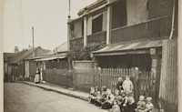 Print - Terrace houses and children in Harwood Lane Pyrmont, 1915. A-00038990