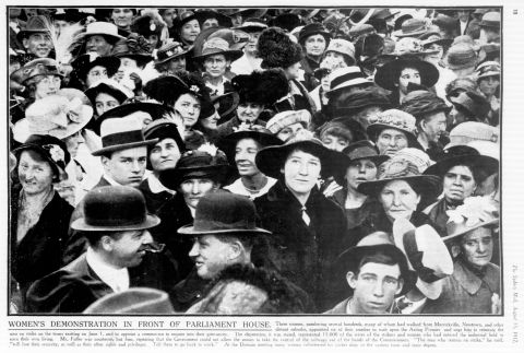 A large demonstration of women outside NSW Parliament House during the Great Strike of 1917. Image: Sydney Mail, 15 August 1917, courtesy National Library of Australia
