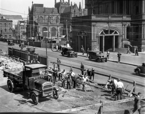 Roadworks in front of Sydney Town Hall, George Street, Sydney, 1931 (City of Sydney Archives, A-00012395)