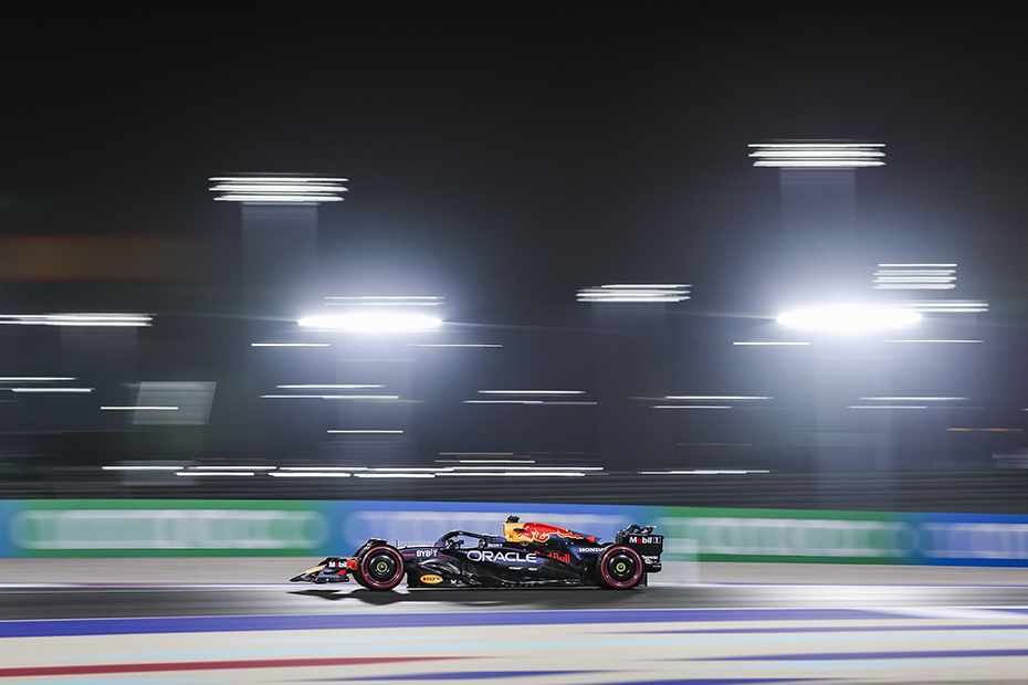 Max Verstappen della Red Bull in gara per vincere il Gran Premio di Formula 1 del Qatar sul circuito internazionale di Lusail, a Lusail, in Qatar.