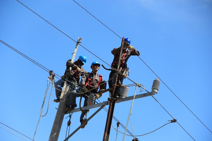 lineworkers working on powerlines