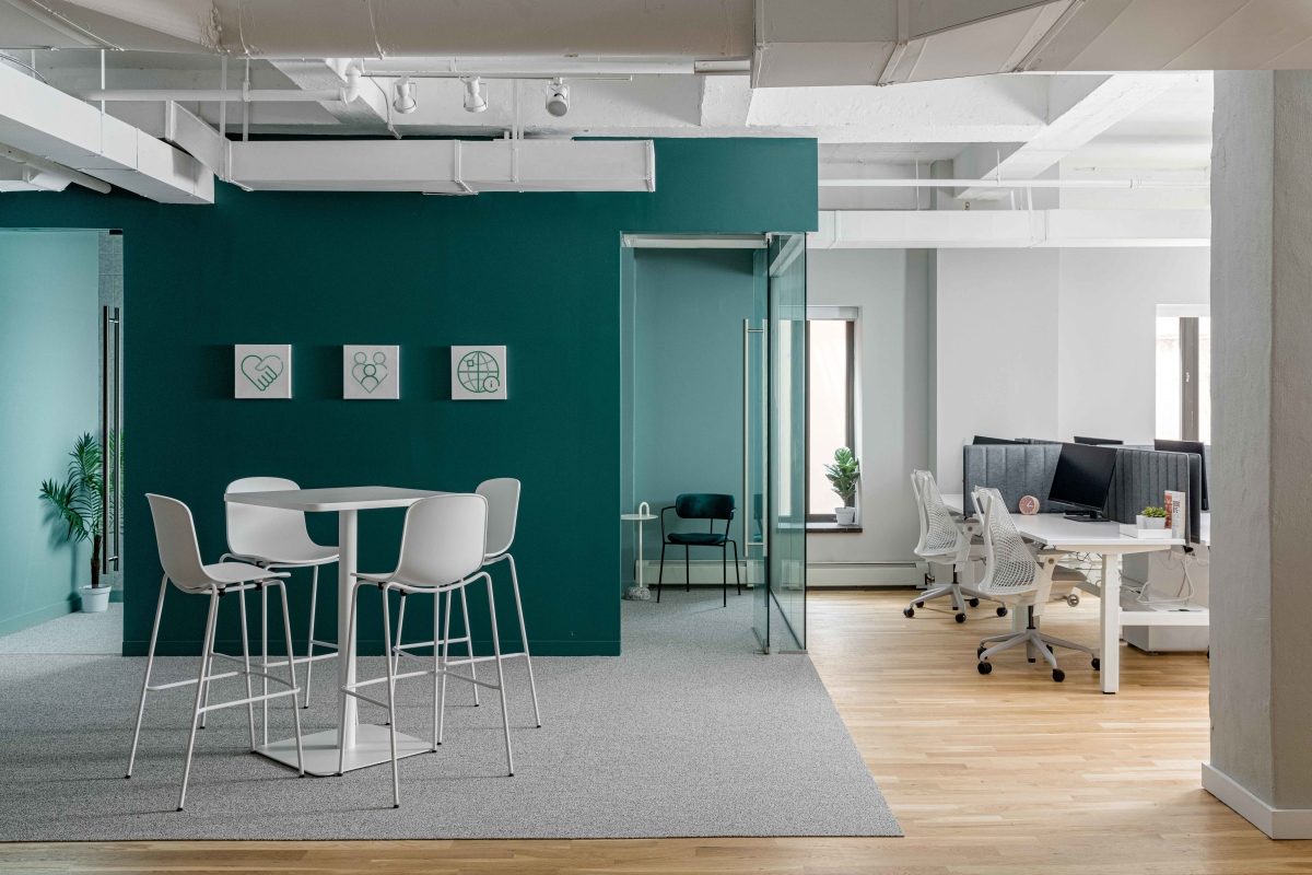 Oneoncology office renovation interior design by Basicspace. Break-out space.