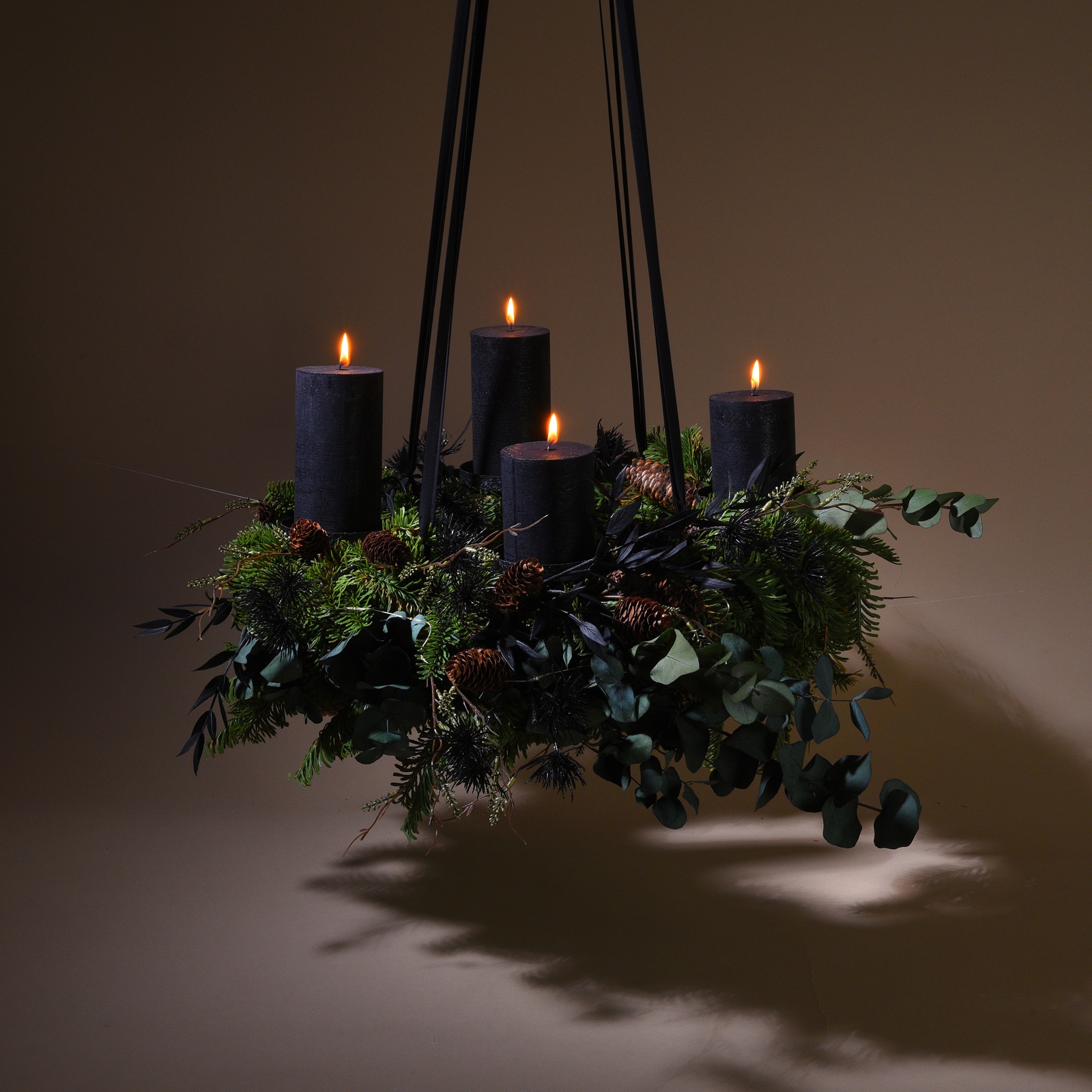Adventsglanz in dunklen Tönen