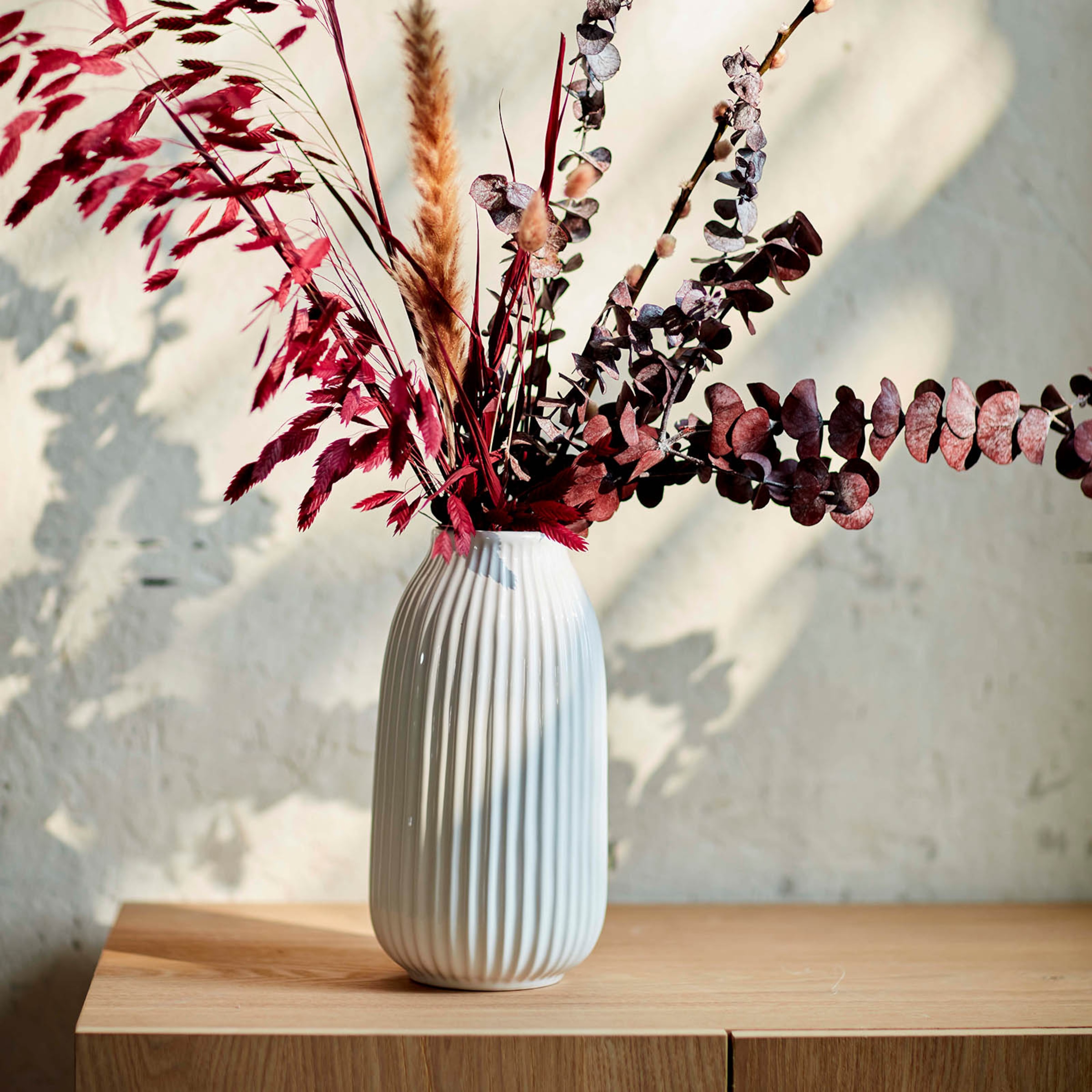 Blumenpracht in Rillen-Vase