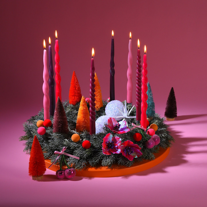 Bunte Adventsmagie – Farbiger Adventskranz in Pink & Beerentönen