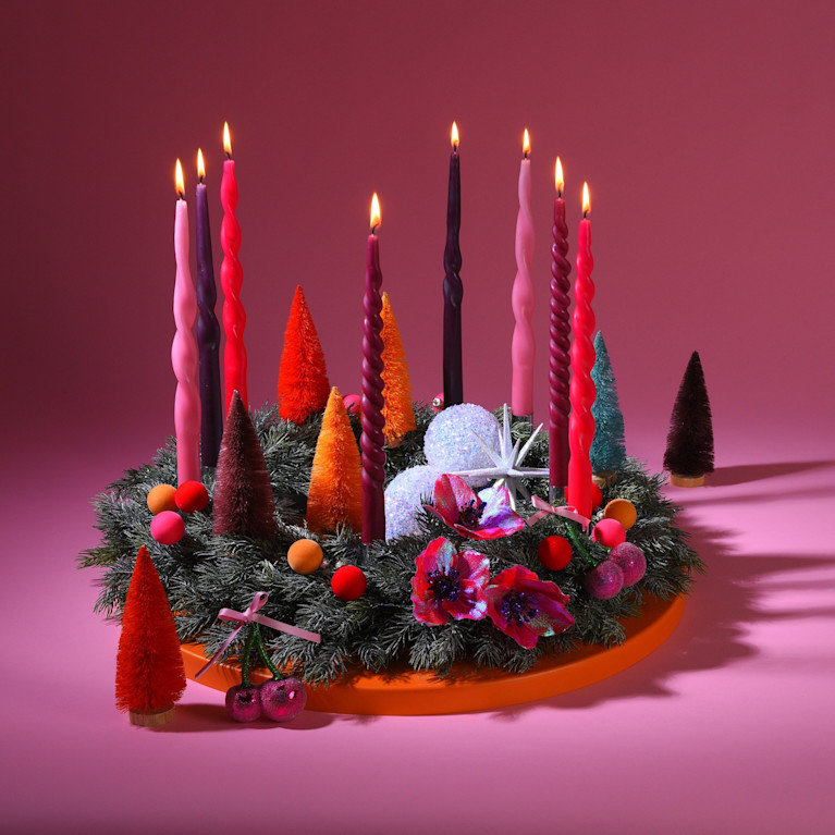 Bunte Adventsmagie – Farbiger Adventskranz in Pink & Beerentönen