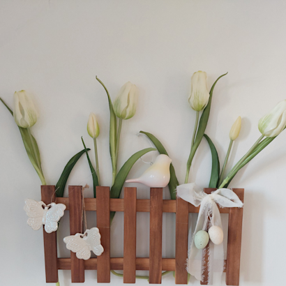 Pflanzregal mit Tulpen