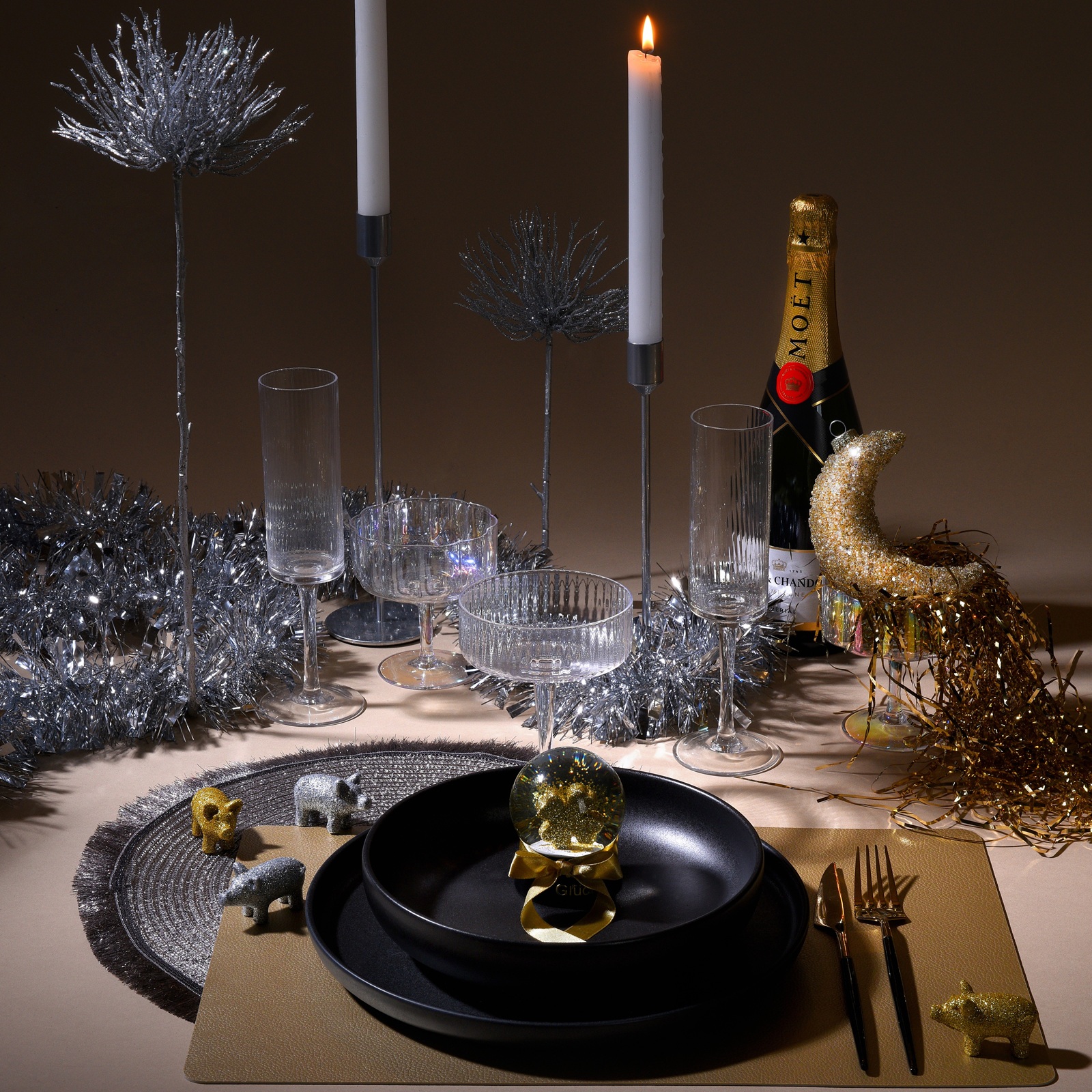 Glamouröse Silvestertafel in Silber & Gold