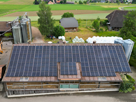 Installation solaire AGROLA sur étable, AGROsolaire, agriculteur Bärtschi