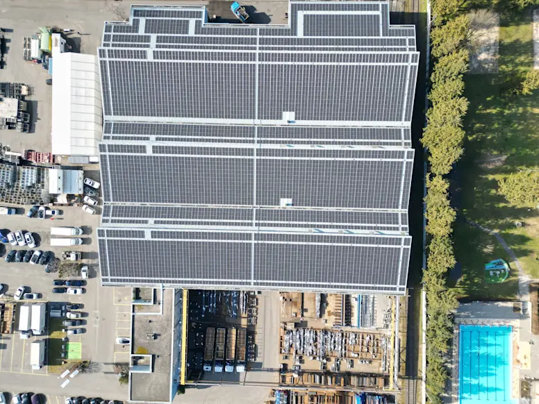 Solaranlage bei Spaeter AG in Nänikon von oben
