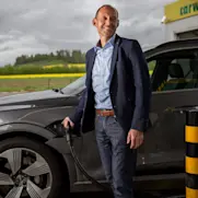 Daniel Bischof, CEO AGROLA AG, à la station de recharge.