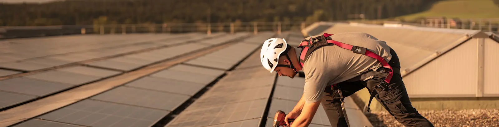 Image Visual Solar : Buttisholz, Lucerne, Suisse, 28 août 2024 - énergie, électricité, installation PV, AGROLA Key Visual, Tschopp Plattenwerk Buttisholz.