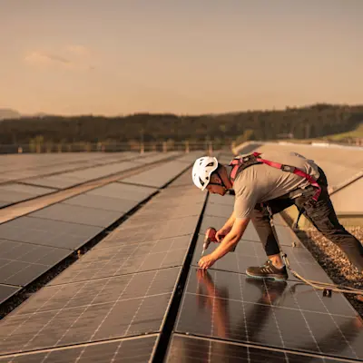 Image Visual Solar : Buttisholz, Lucerne, Suisse, 28 août 2024 - énergie, électricité, installation PV, AGROLA Key Visual, Tschopp Plattenwerk Buttisholz.