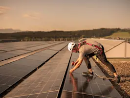 Image Visual Solar : Buttisholz, Lucerne, Suisse, 28 août 2024 - énergie, électricité, installation PV, AGROLA Key Visual, Tschopp Plattenwerk Buttisholz.